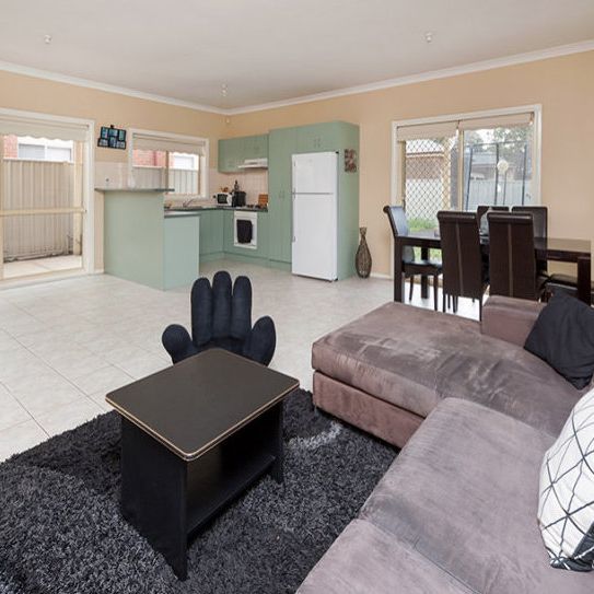 Charming 3-Bedroom Town Cottage – Convenient Location! - Photo 1