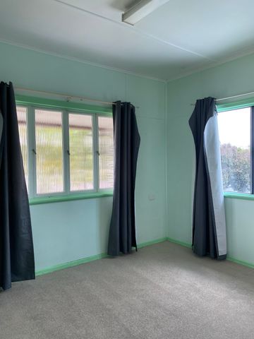 SPACIOUS THREE-BEDROOM HOME - Photo 3