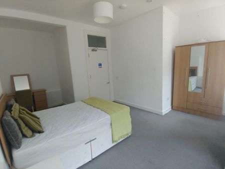 3 bedroom flat to rent - Photo 3