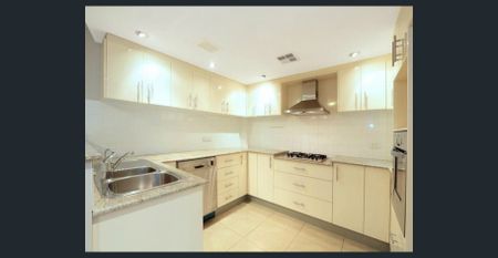 LARGE THREE BEDROOM GROUND FLOOR APARTMENT - Photo 4