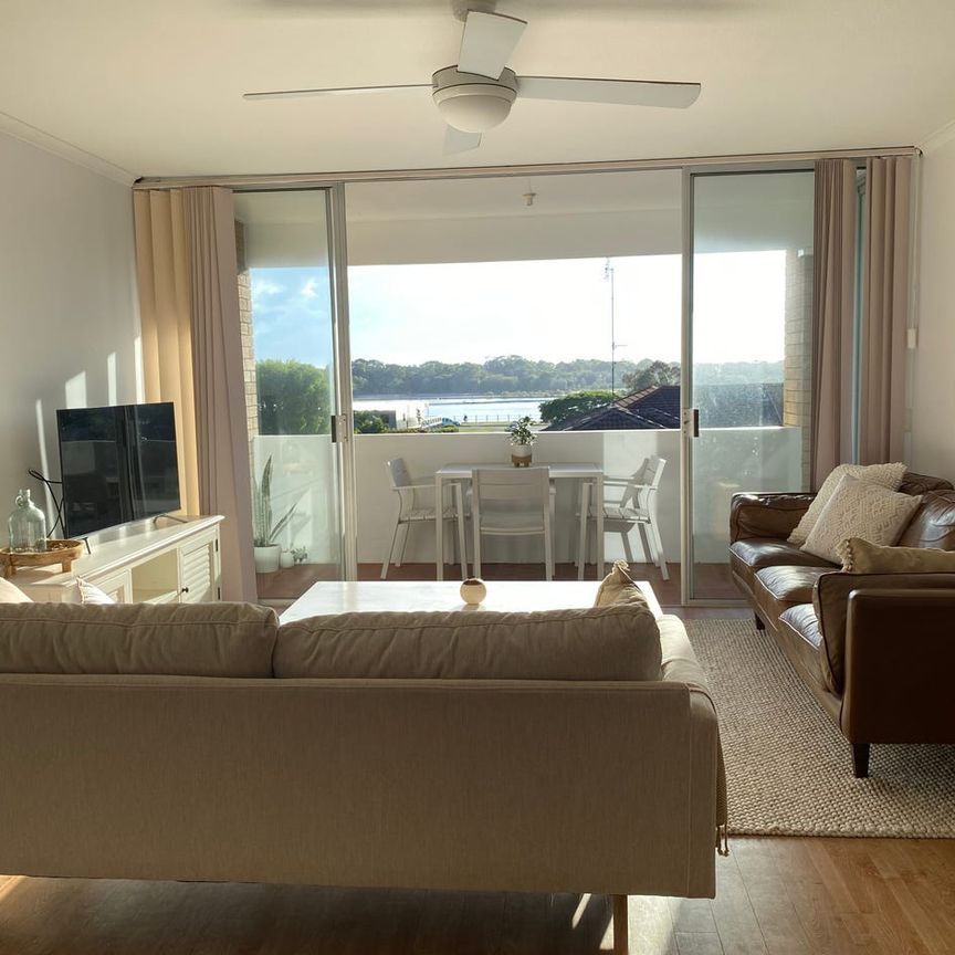 FULLY FURNISHED UNIT OVERLOOKING THE TWEED RIVER - Photo 1