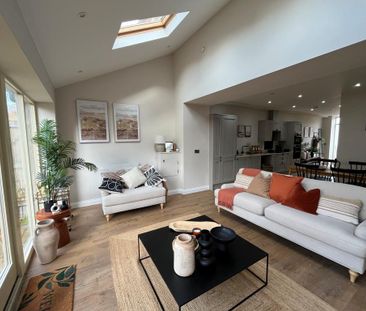 3 bedroom mews to rent - Photo 1