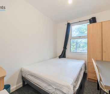 4 bedroom end of terrace house to rent - Photo 2