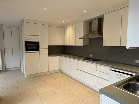 Duplexappartement met drie slaapkamers, terras en staanplaats in het centrum van Tielt - Photo 1