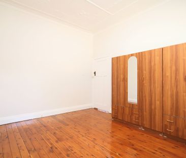 Three Bedroom Family Home - Photo 2