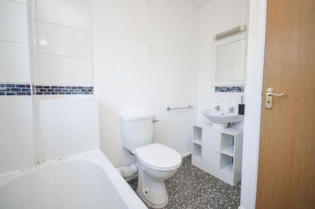 3 bedroom semi-detached house to rent - Photo 4