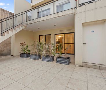 Modern 2 bedroom unit with backyard! - Photo 4