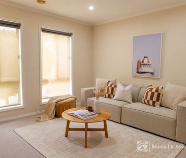 STYLISH FAMILY LIVING MINUTES FROM EVERYTHING! - Photo 1