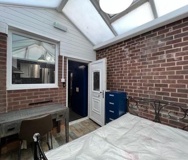 Studio Flat, Victoria Park, M14 - Photo 2