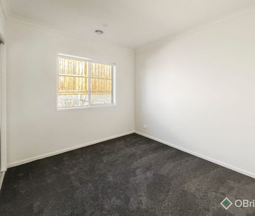 Near New in Crownlea! - Photo 3