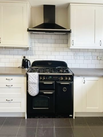 Four Double Bedroom Property To Let in Lichfield - Photo 3