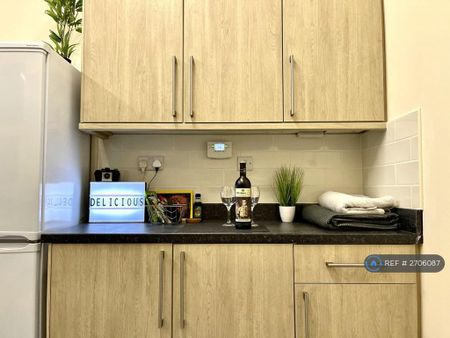 1 bedroom in a house share to rent - Photo 2