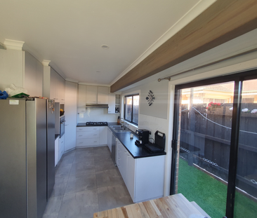 9 Centenary Avenue, Melton, VIC - Photo 4