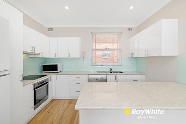 Spacious Top-Floor Apartment with Sun-Drenched Balcony & Lock-Up Garage - Photo 1