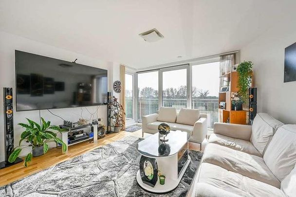 Holland Gardens, Kew Bridge, TW8 - Photo 1