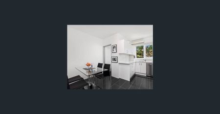 CONTEMPORARY APARTMENT IN PRIZE LOCATION WITH LOCK-UP GARAGE - Photo 4