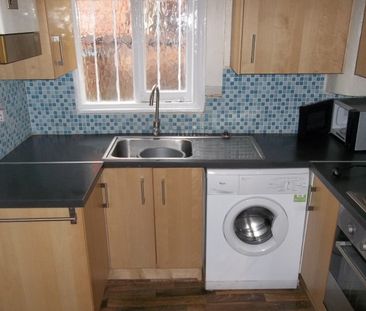 4 Bedroom Terraced To Rent in Lenton - Photo 2