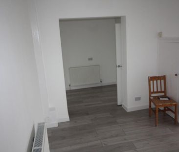 4 bedroom semi-detached house to rent - Photo 2