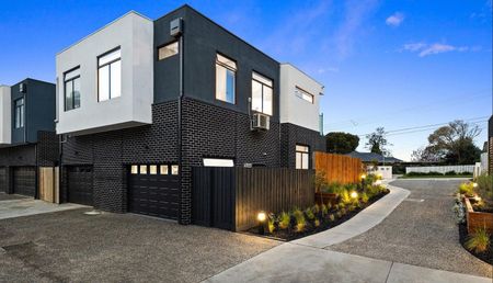 3 Bedroom Townhouse with Own Street Front and solar power - Photo 3