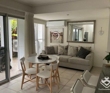 LARGE 2 STOREY 3 BEDROOM 2.5 BATHROOM TOWNHOUSE ON KAWANA ISLAND - Photo 2