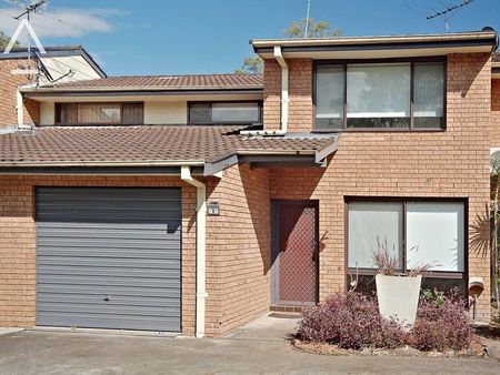 Modern & Stylish Townhouse in a Prime Location - Photo 2