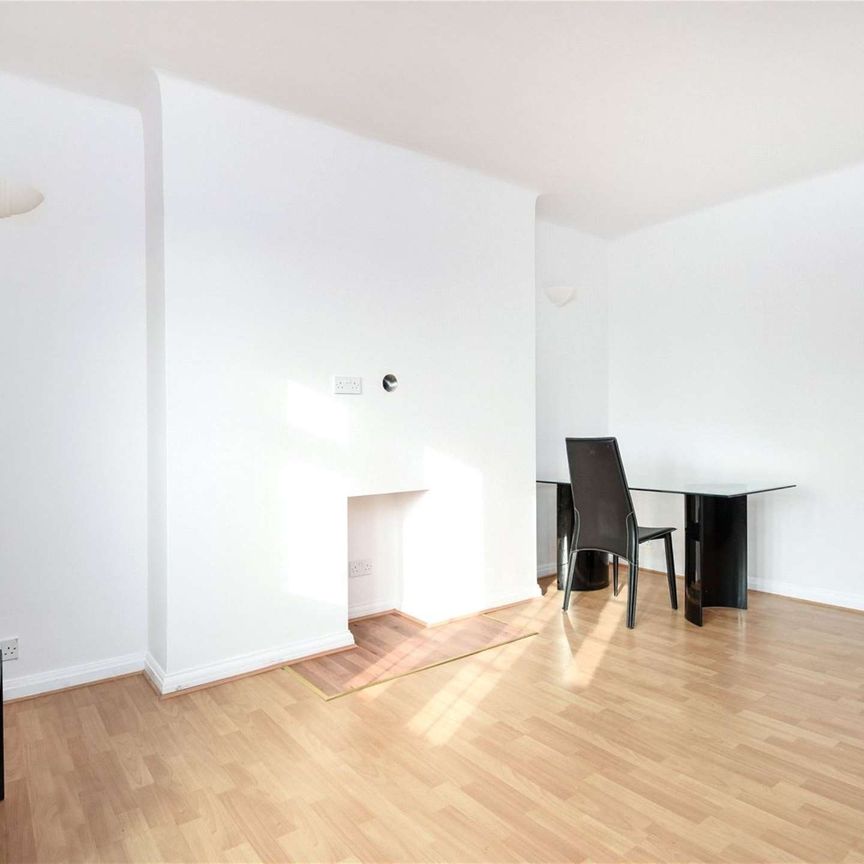 A spacious apartment on the 3rd floor of this purpose built block. - Photo 1