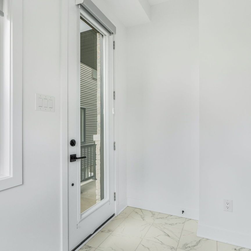 For Lease - 802 Ninaatik Place Unit# B, Blossom Park - Airport and Area, Ontario - Photo 1