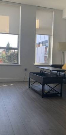 Furnished studio right beside skytrain w king edward - Photo 1