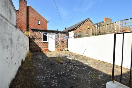 4 bedroom terraced house to rent - Photo 5