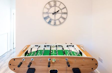 6 Bed Semi-Detached House, Carr Manor Parade, LS17 - Photo 2