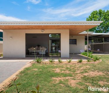 A prime location and a fabulous makeover… a home where the timeless... - Photo 1