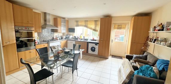 1 bedroom in a house share to rent - Photo 2