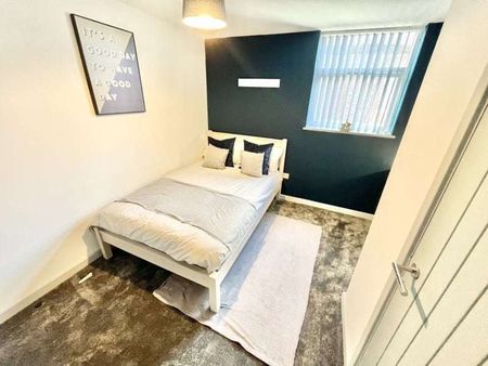 🔥 Modern En-Suite Rooms Available – Stoke-on-Trent 🔥 Room 4 - Photo 3