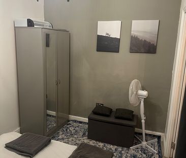 1 Bed Flat, Castletown Road, W14 - Photo 4