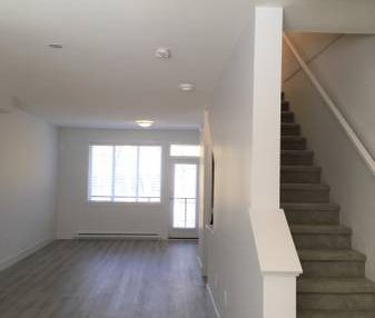 3 Bedroom Townhome Overlooking Tynehead Park - Photo 1