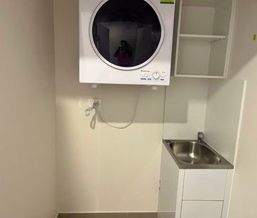 Sunlit 2 Bedroom Apartment with Balcony & Views – Melrose Park - Photo 3