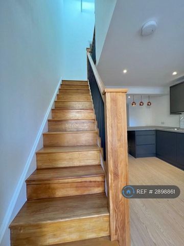 1 bedroom in a house share to rent - Photo 2