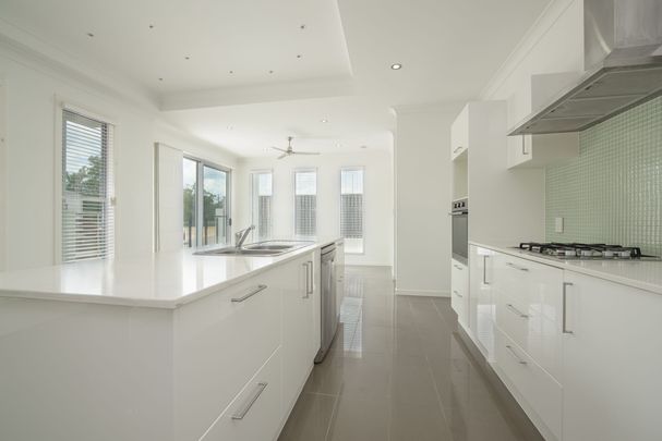 LOW MAINTENANCE HOME WITH HIGH END FINISHES & PLUNGE POOL! - Photo 1