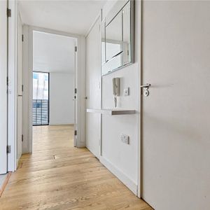 1 bedroom flat in London - Photo 3