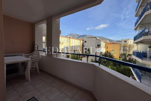 Deux pièces meublé avec terrasse, au quatrième étage d'un immeuble modern dans le centre de Menton - Photo 1