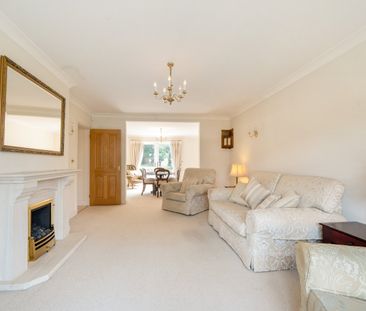 Detached House to rent - Bird In Hand Lane, Bromley, BR1 - Photo 2