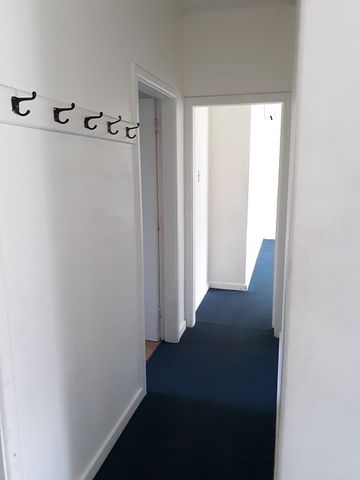 Tidy sunny unit 5 minutes from City Centre - Photo 4