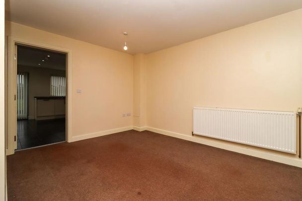 4 bedroom end of terrace house to rent - Photo 1