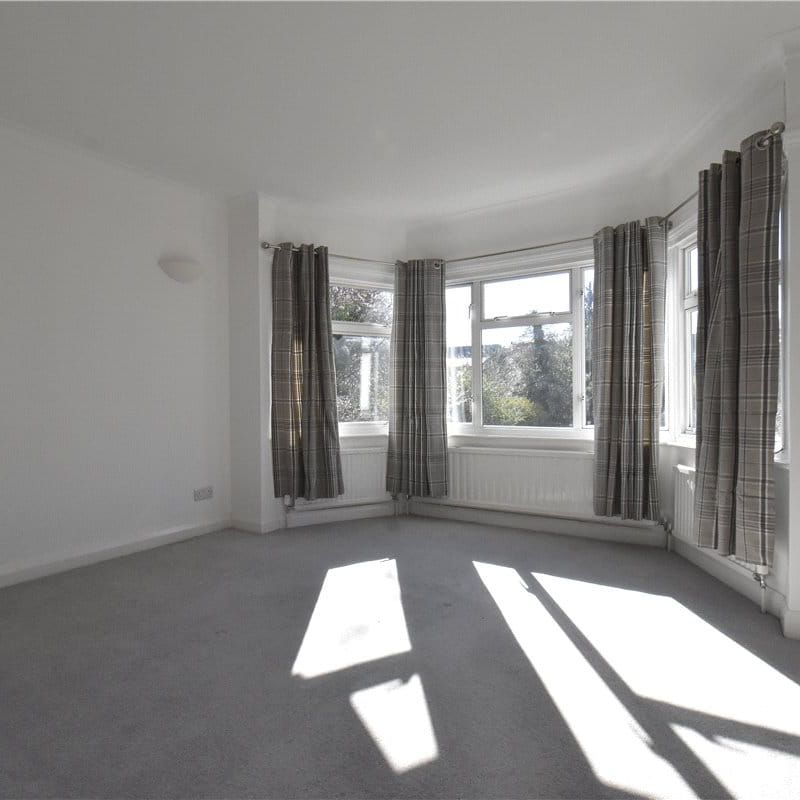 Well presented 4 bedroom detached family house in a convenient location for the City centre, Addenbrookes, Railway Station and next to The Perse School. Garden with patio area. Garage. Driveway Parking. Unfurnished. - Photo 1