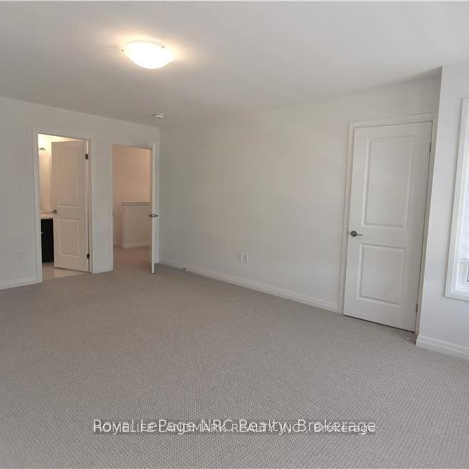 Townhouse For Lease | X8128870 - Photo 1