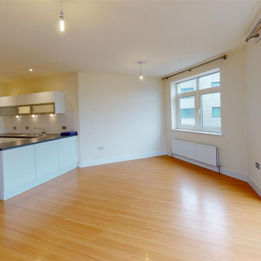 Goldsworth Road, Woking, Surrey, GU21 6JY - Photo 1