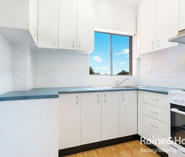 Charming & Convenient Two Bedroom Apartment - Central Location - Photo 4