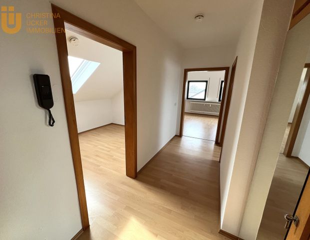 Frisch renoviert: Helle 3 Zimmer DG Wohnung in 3 Familienhaus in Jügesheim - Photo 1