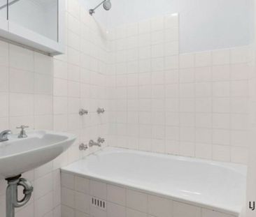 Refreshed studio apartment - Photo 5