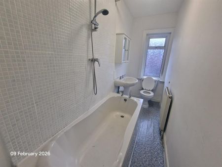 Cross Flatts Crescent, Leeds - Photo 4